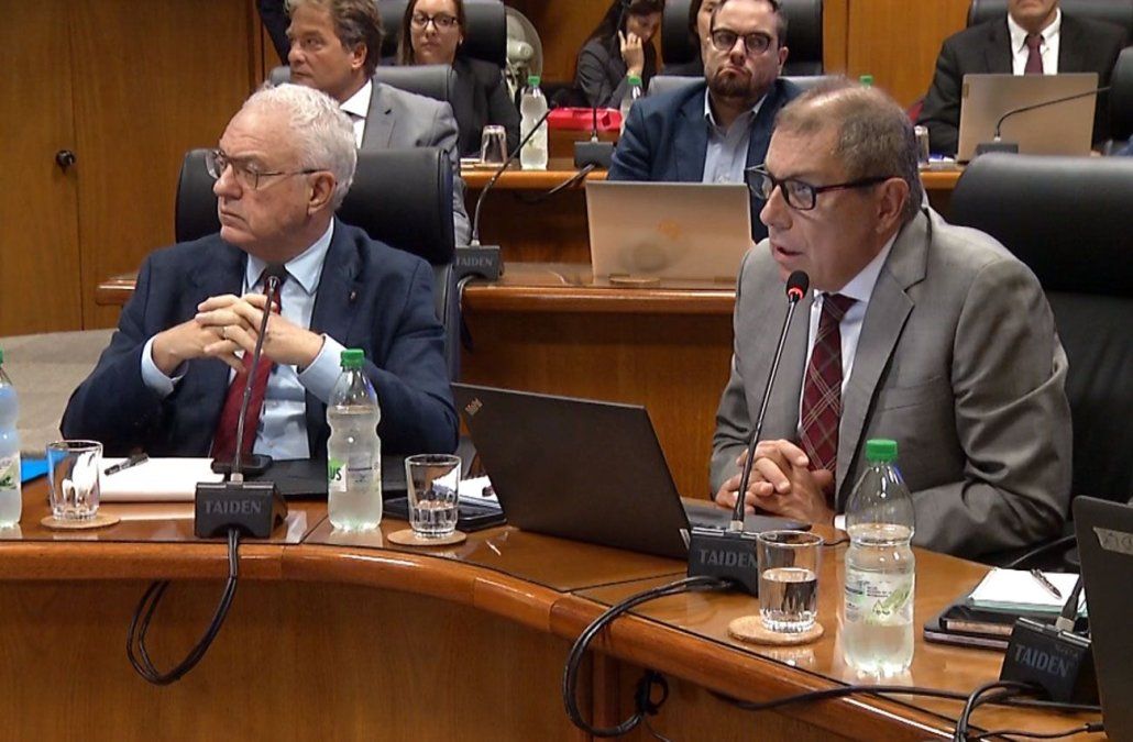 El canciller Lubetkin y el ministro Oddone en la comisión especial del Senado este lunes 23. El canciller Lubetkin y el ministro Oddone en la comisión especial del Senado este lunes 23.