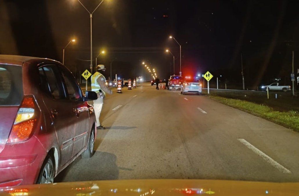 Foto: Policía de Canelones. Choque entre camioneta y ciclista en el kilómetro 39 de la ruta 5.