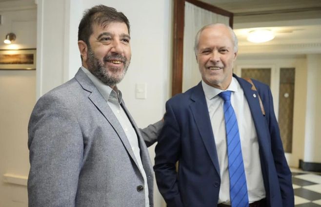 Pereira e Iturralde en el hall de entrada de la sede del FA. Foto: FocoUy-.