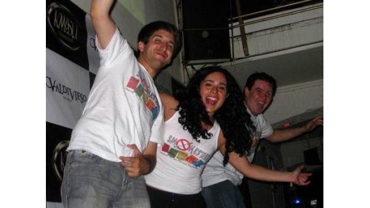 Charlar y bailar, la forma de hacer amigos en nueva Babel chilena