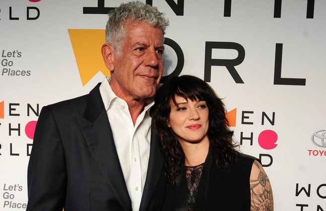 Con Asia Argento la actriz que ofició de voz de las mujeres violadas por el productor Weinstein.