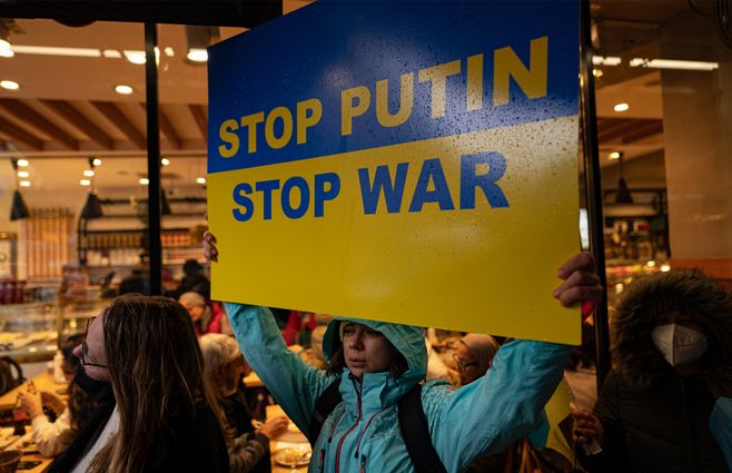 Manifestantes en Ucrania en contra de la invasión de Rusia. (Foto: AFP).