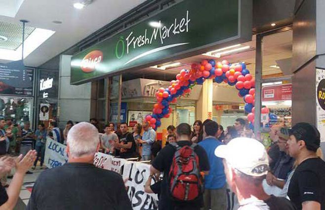 Trabajadores bloquean la entrada a un supermercado.&nbsp;