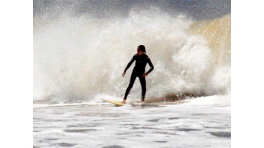 Miles practican surf en La Barra de Maldonado