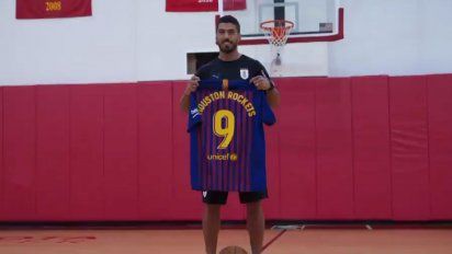 Suárez llevó camisetas del Barcelona  con su número para el Hall de la Fama del club
