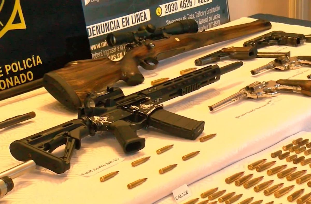 Fusil, rifle, escopetas, revólveres y pistolas escondidas en un descampado cerca de Minas fueron incautadas