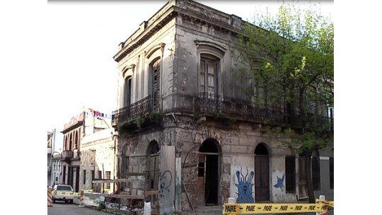 Vivienda con peligro de derrumbe provoca desvíos en el Centro