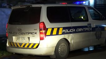 una mujer fue asesinada a punaladas y su pareja, un policia, esta detenido como principal sospechoso