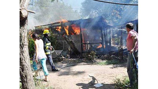 Mujer prendió una vela al santo y se fue: incendió la casa