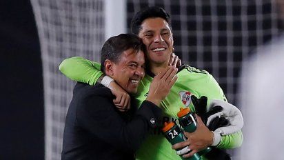 Marcelo Gallardo abraza a Enzo Pérez, el improvisado arquero de su equipo. Pérez estaba lesionado y tuvo que entrar a la cancha para completar la oncena