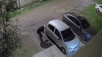 le incendiaron el auto frente a su casa hace un mes, no avanza la investigacion y el vehiculo sigue ahi