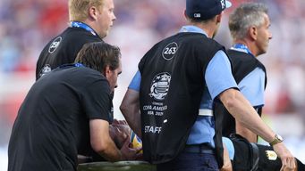 Maximiliano Araújo sale en camilla, con un collarín. Foto: AFP