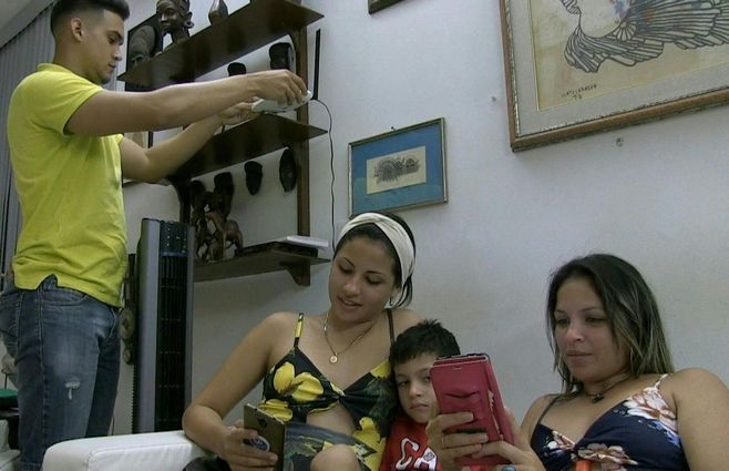Las familias cubanas acceden a a internet de a poco. El gobierno llama&nbsp;al uso responsable de los ciudadanos