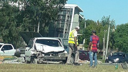 choque de tres vehiculos en la interbalnearia; camioneta termino incrustada en comercio