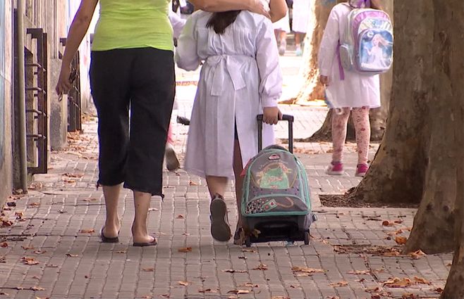 niños-escuela-padres-tunica-mochila