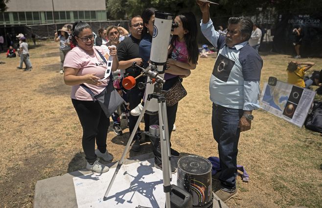 gente mirando el eclipse afp (3).jpg