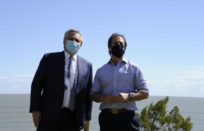 Lacalle Pou con el presidente de Argentina Alberto Fernández en la estancia oficial de Anchorena, en Colonia.