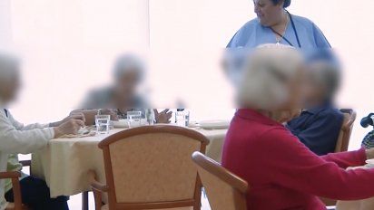 aumento de casos en residenciales de adultos mayores puede complicar al sistema de salud