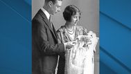 Lady Elizabeth Angela Marguerite Bowes-Lyon, hija del decimocuarto conde de Strathmore, la duquesa de York (d) sostiene en 1926 en Londres a su primogénita, la princesa Isabel, bajo la mirada de su esposo, el duque de York. En 1937, el duque de York accedió al trono, convirtiéndose en Jorge VI tras la abdicación de su hermano Eduardo VIII. Foto: AFP