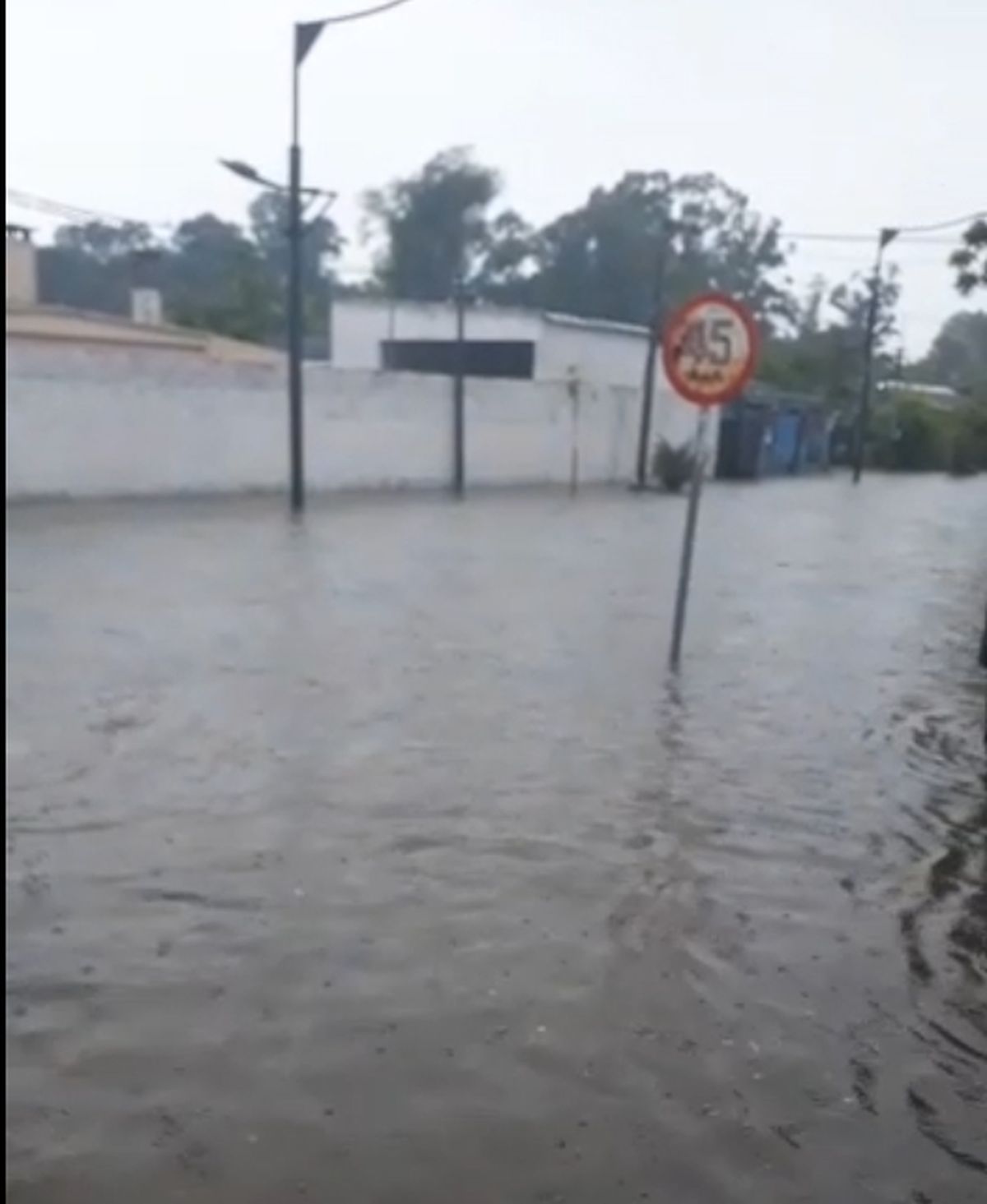 Rocha amaneció bajo agua por la tormenta del domingo