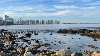 sabado calido a caluroso con cielo escasamente nublado, refresca en la noche