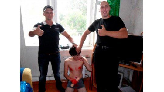 Brutal ataque neonazi a joven homosexual en Rusia