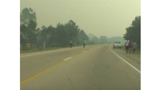 Incendio en Rocha atravesó la ruta y va hacia Laguna Negra