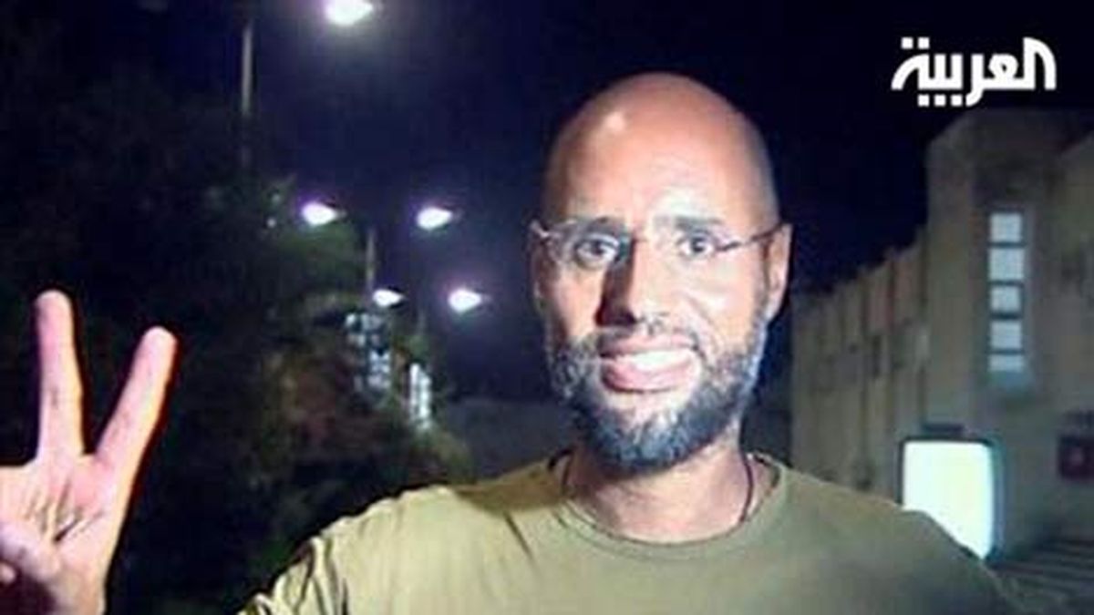 Hijo de Gadafi está libre y se mostró en un hotel