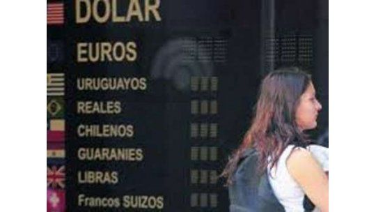 Equipo económico anuncia hoy medidas por el dólar