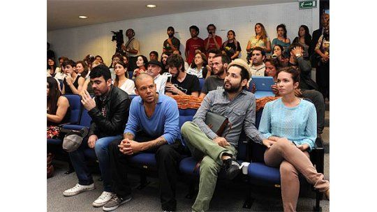 Calle 13 con jóvenes uruguayos en lo previo a su show
