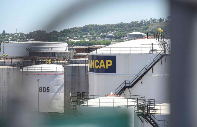 Foto: FocoUy. Refinería de Ancap en La Teja.