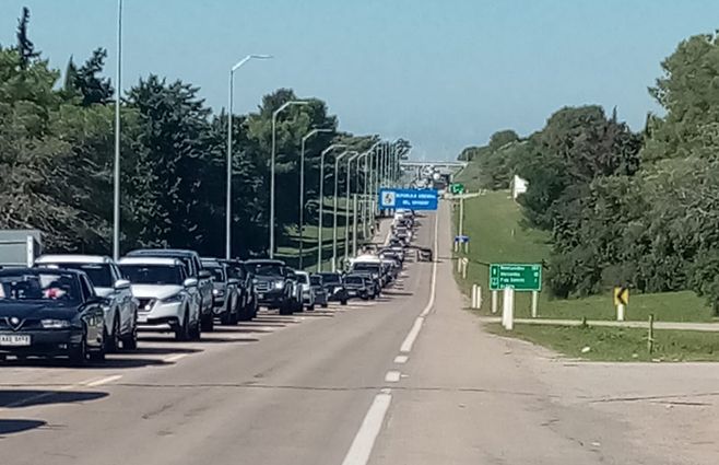 Vehículos al ingreso del puente de Fray Bentos. Foto: Policía Caminera.