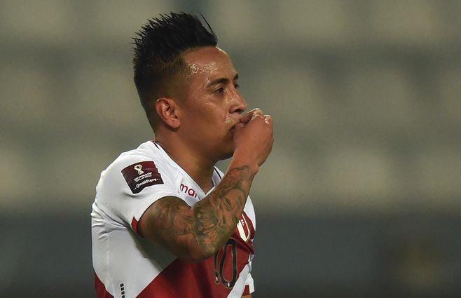 Cueva convirtió el único gol del partido a los 35 de juego