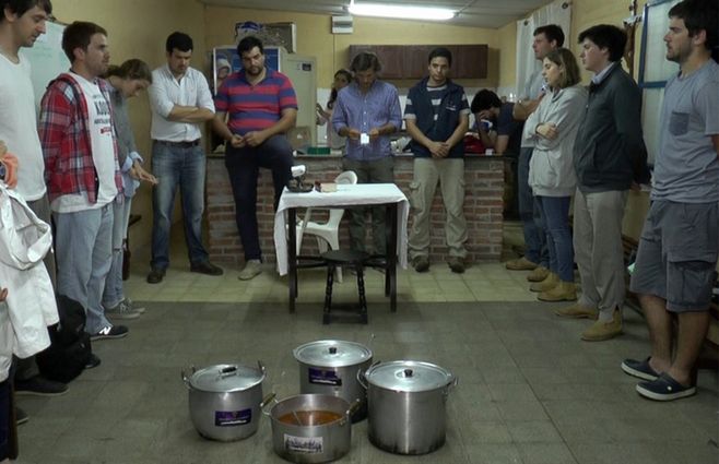 Integrantes de Movimiento Luceos hace tareas en distintas partes de la capital. Proporcionan comida, ropa y otros asuntos para familias en extrema pobreza.