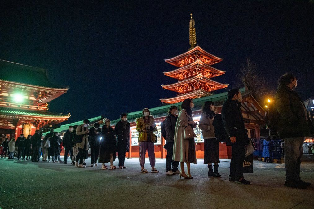 La gente hace cola para ofrecer oraciones en el Templo Sensoji, Japón.