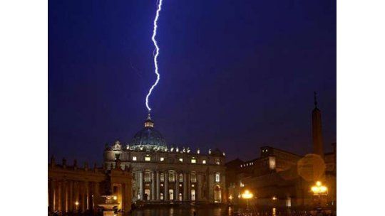 El rayo y la foto ya histórica del día que el Papa renunció