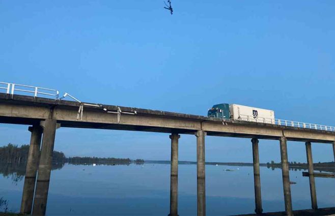puente-rio-negro-roto-camión.jpg