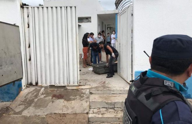 Policía Militar saca los cadáveres en precarios ataúdes.&nbsp;