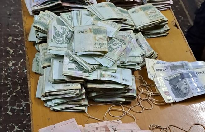 Los cerca de 800.000 pesos incautados tras el accidente. Foto: Policía de Canelones.