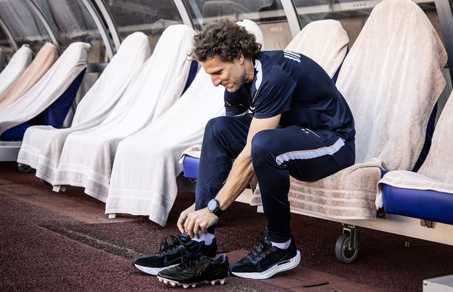 Forlán en la previa del debut como DT ante Japón. Foto: AUF y Selección Uruguaya en X (oficial).