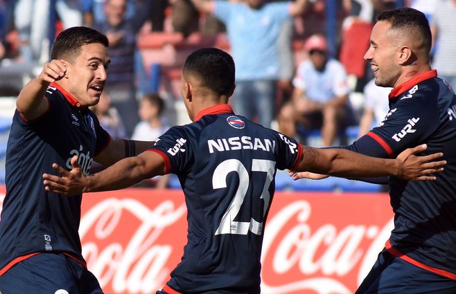 Santi Rodríguez (camiseta 23) es el foco de atención en Nacional por su regreso. Amaral y Gabriel Neves celebran junto a él. Los tres serán titulares ante Fénix.