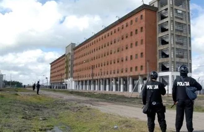 Penal-de-libertad-con-policías-afuera.jpg