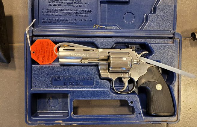 Arma incautada junto a la pasta base en Artigas.