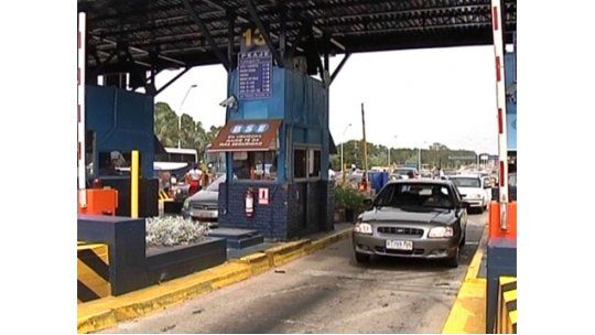 Medidas gremiales en peajes generan largas colas de autos