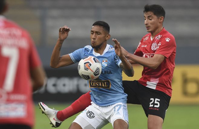 Christofer González (SC) disputa una pelota con Ramiro Cristóbal (R)