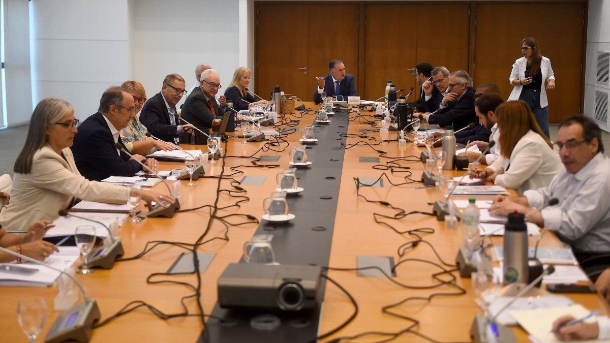 Orsi regresa desde España este domingo y reúne al Consejo de Ministros el lunes