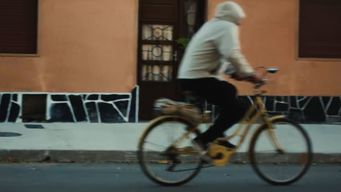 actuo de doble de marcelo bielsa en spot de la auf y cuenta como llego al papel del dt andando en bici