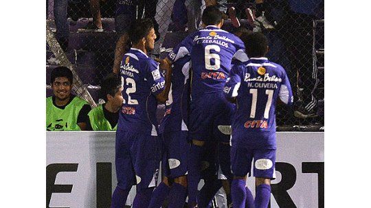 Pedreas a ómnibus de Defensor; hinchas tricolores salieron antes