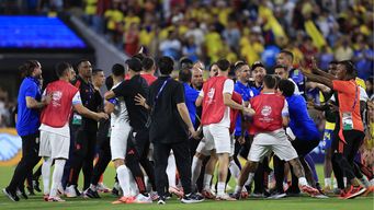 Forcejeos en la cancha entre jugadores de Uruguay y Colombia. Foto: AFP Comunicado de la Conmebol.