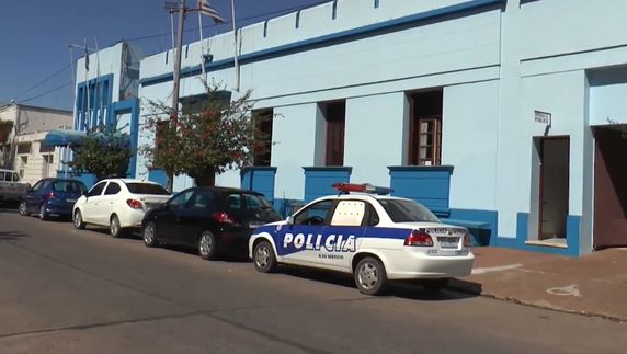 Encontraron un niño deambulando de madrugada en Rivera: Estaba llorando, con dos teléfonos en la mano, una mochilita y todo mojado, dijo vecino
